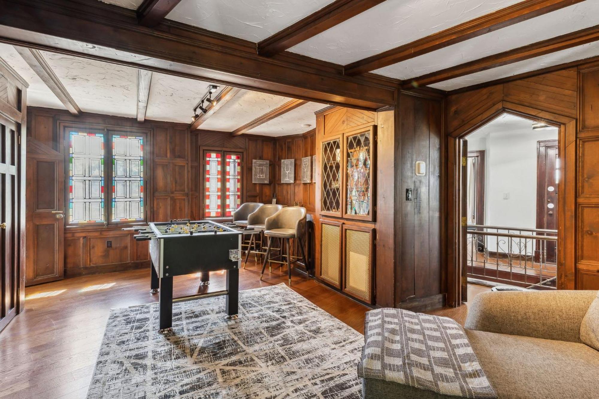 Enchanted Castle - Your Royal Getaway Awaits Cleveland Exterior photo