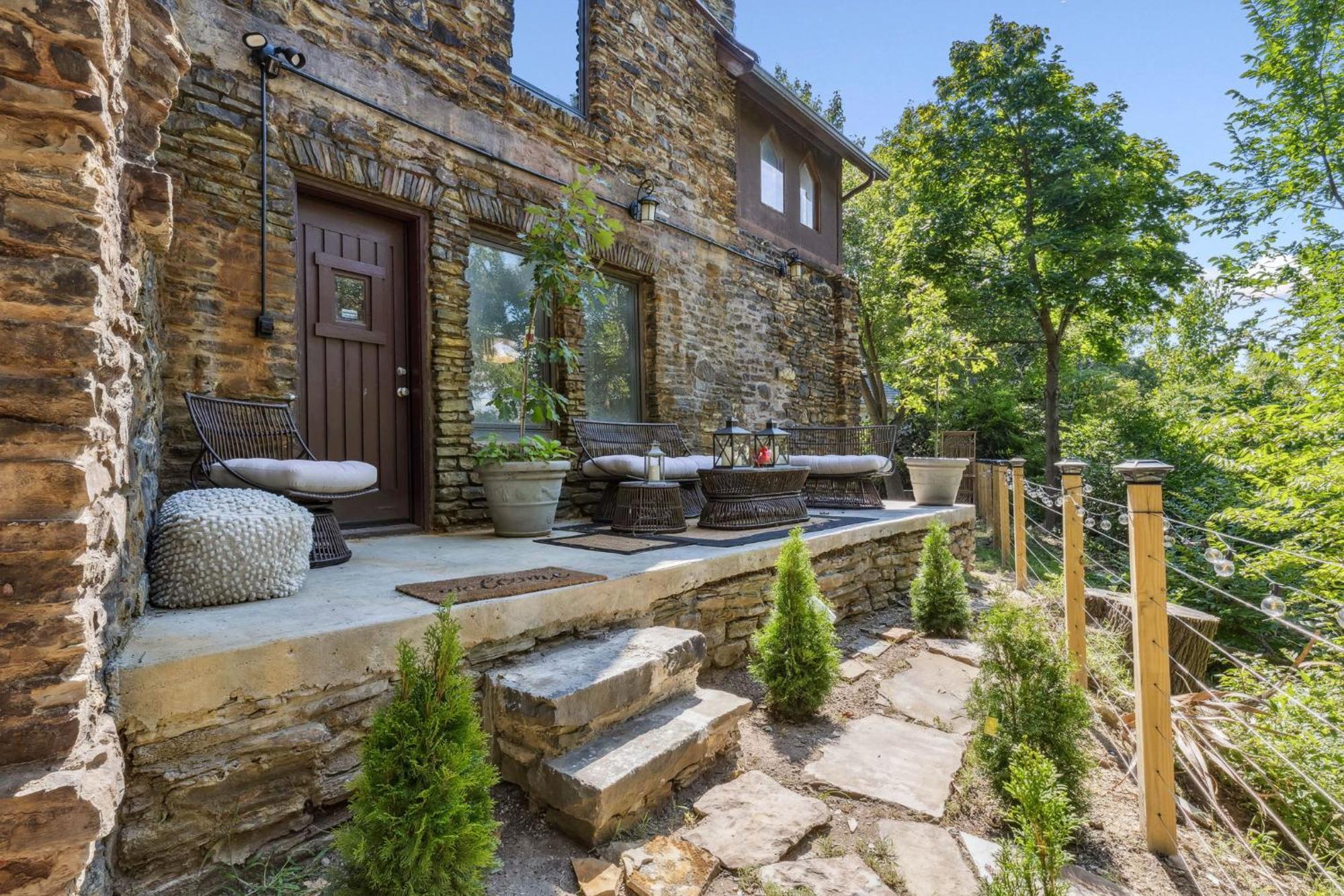 Enchanted Castle - Your Royal Getaway Awaits Cleveland Exterior photo